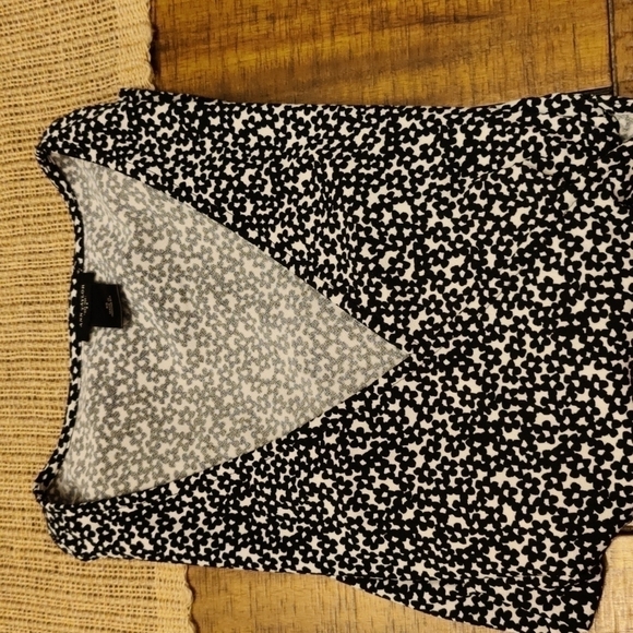 Ann taylor 3/4 sleeve wrap top, black & white little flower print, size XS - Picture 9 of 9